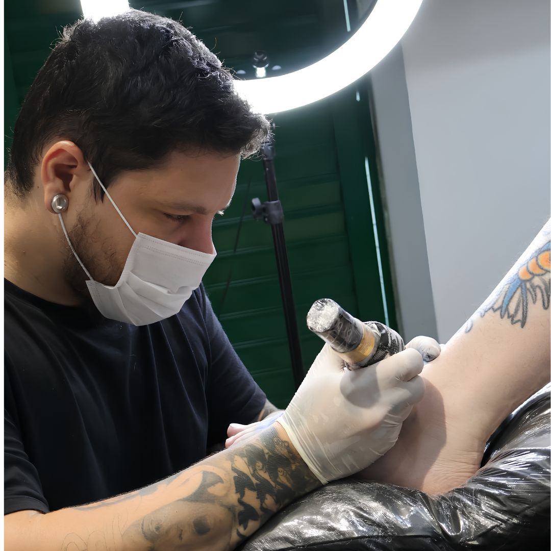 Ricardo Marinho durante o processo de criação de uma tatuagem