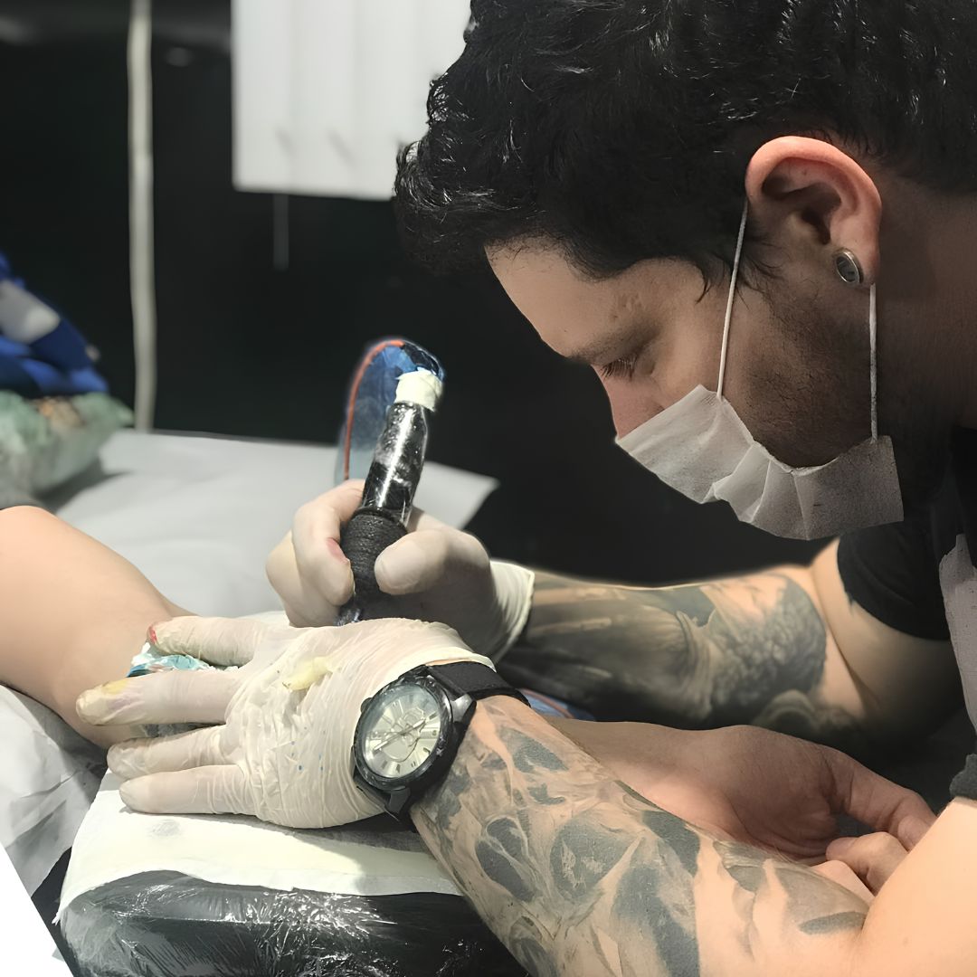 Ricardo Marinho realizando uma tatuagem em atendimento profissional