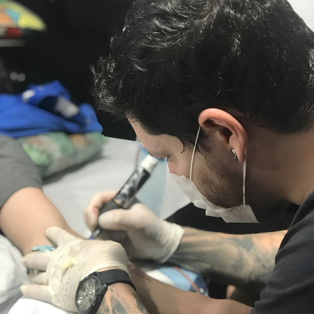 Ricardo Marinho tatuando em atendimento profissional no Rio de Janeiro