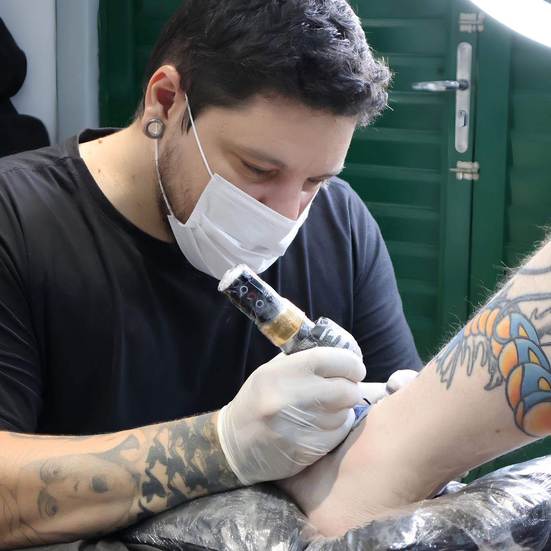 Ricardo Marinho durante o processo de tatuagem em seu ambiente de trabalho