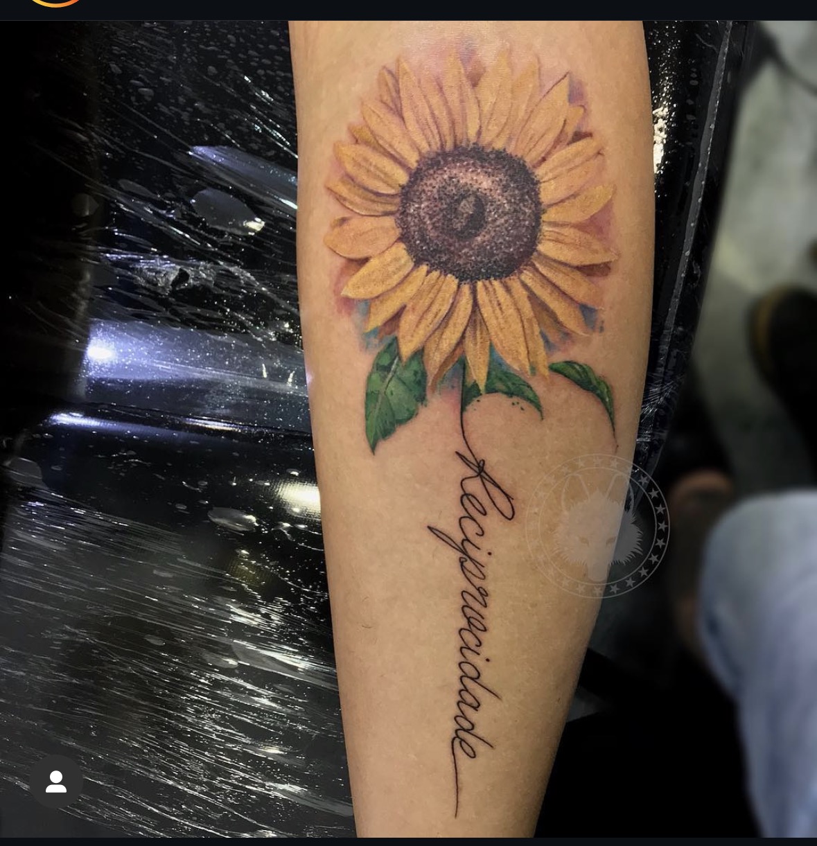 Tatuagem floral em blackwork no antebraço por Ricardo Marinho
