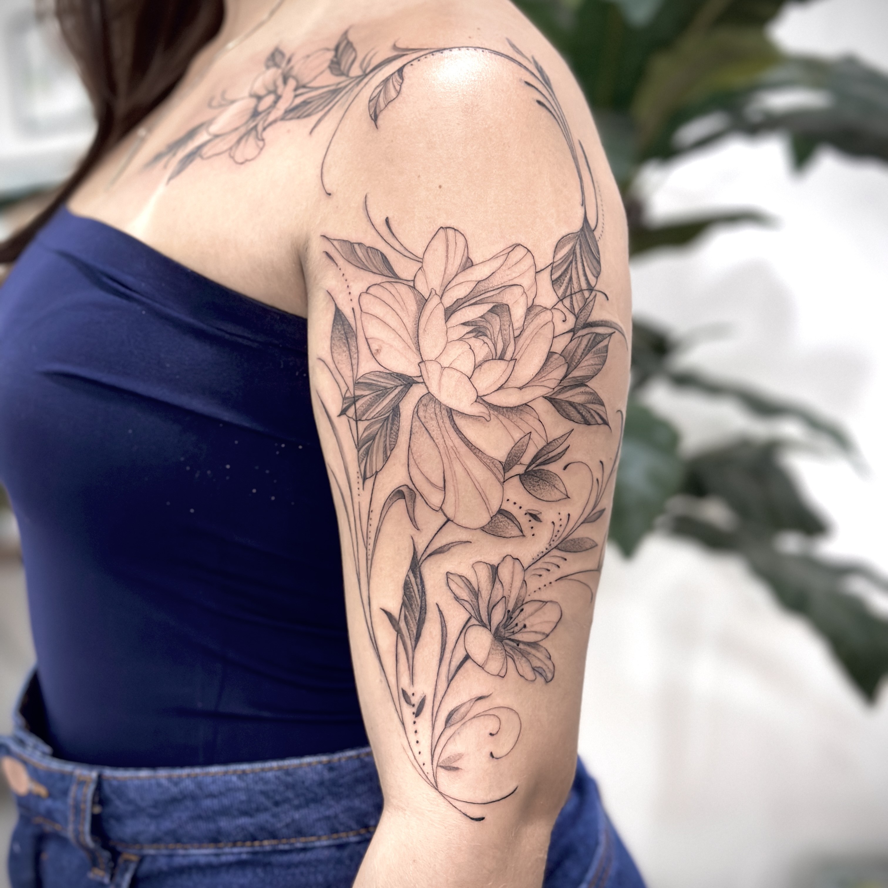 Tatuagem floral fineline no braço por Ricardo Marinho