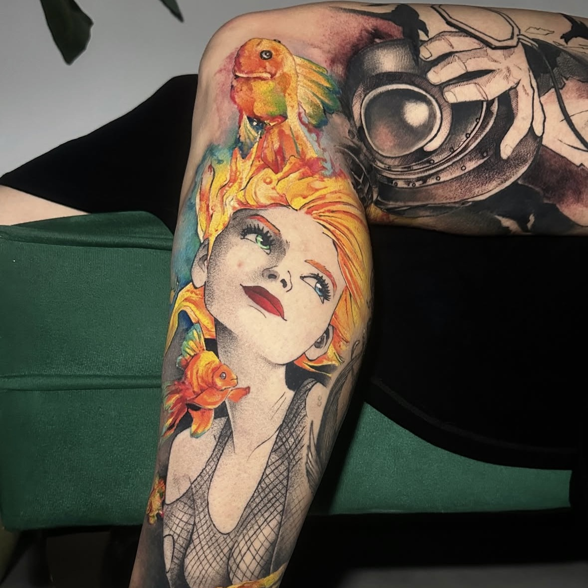Tatuagem colorida de personagem com composição artística por Ricardo Marinho