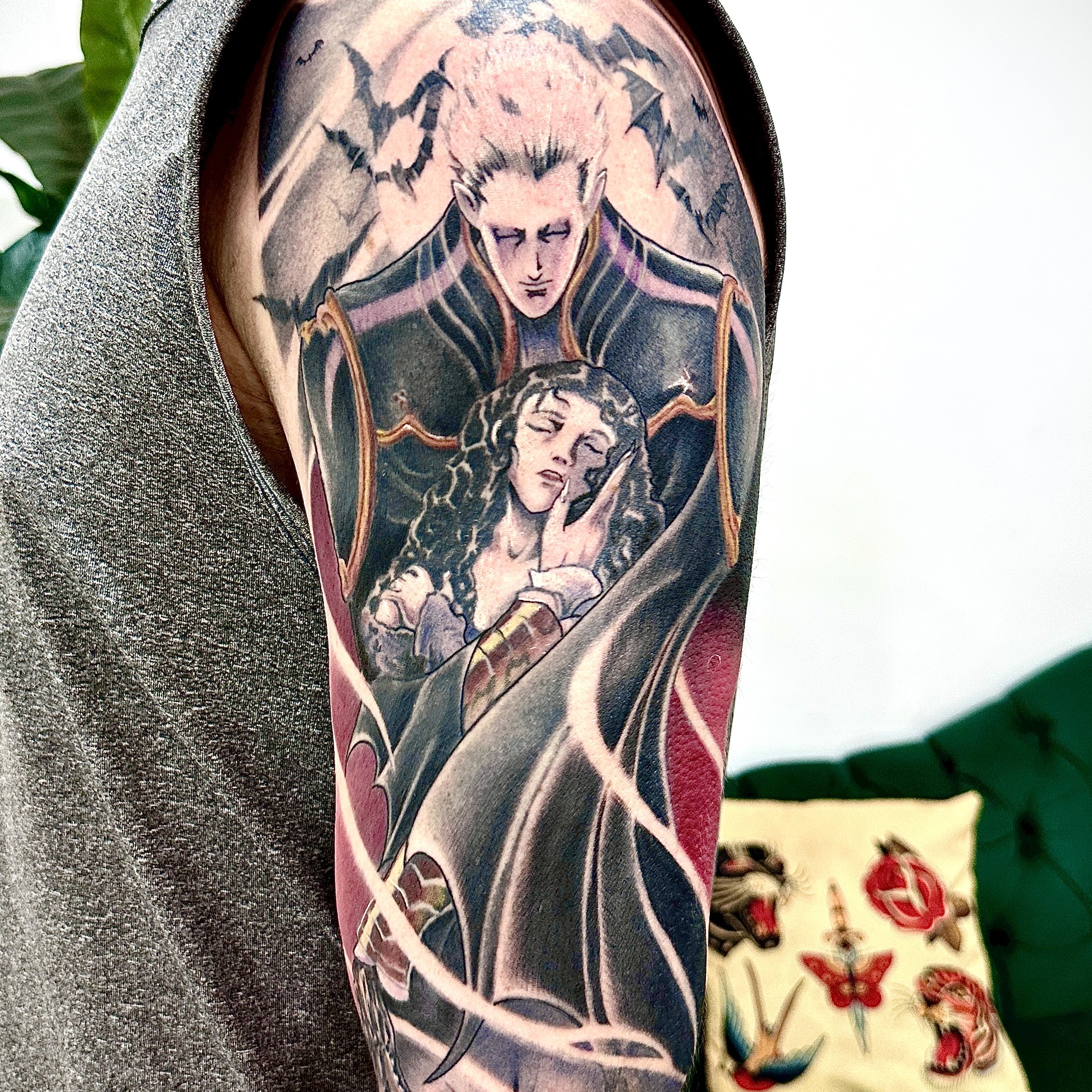 Tatuagem de anime com composição colorida e alto detalhamento por Ricardo Marinho