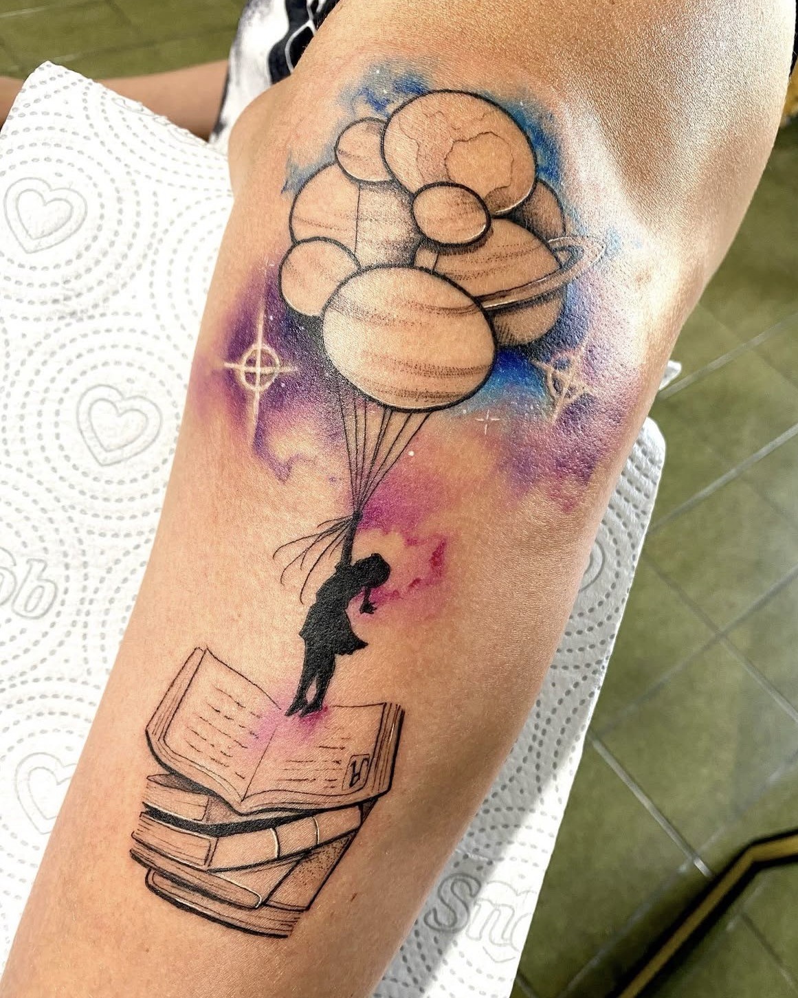 Tatuagem autoral com manchas de aquarela e elementos gráficos por Ricardo Marinho