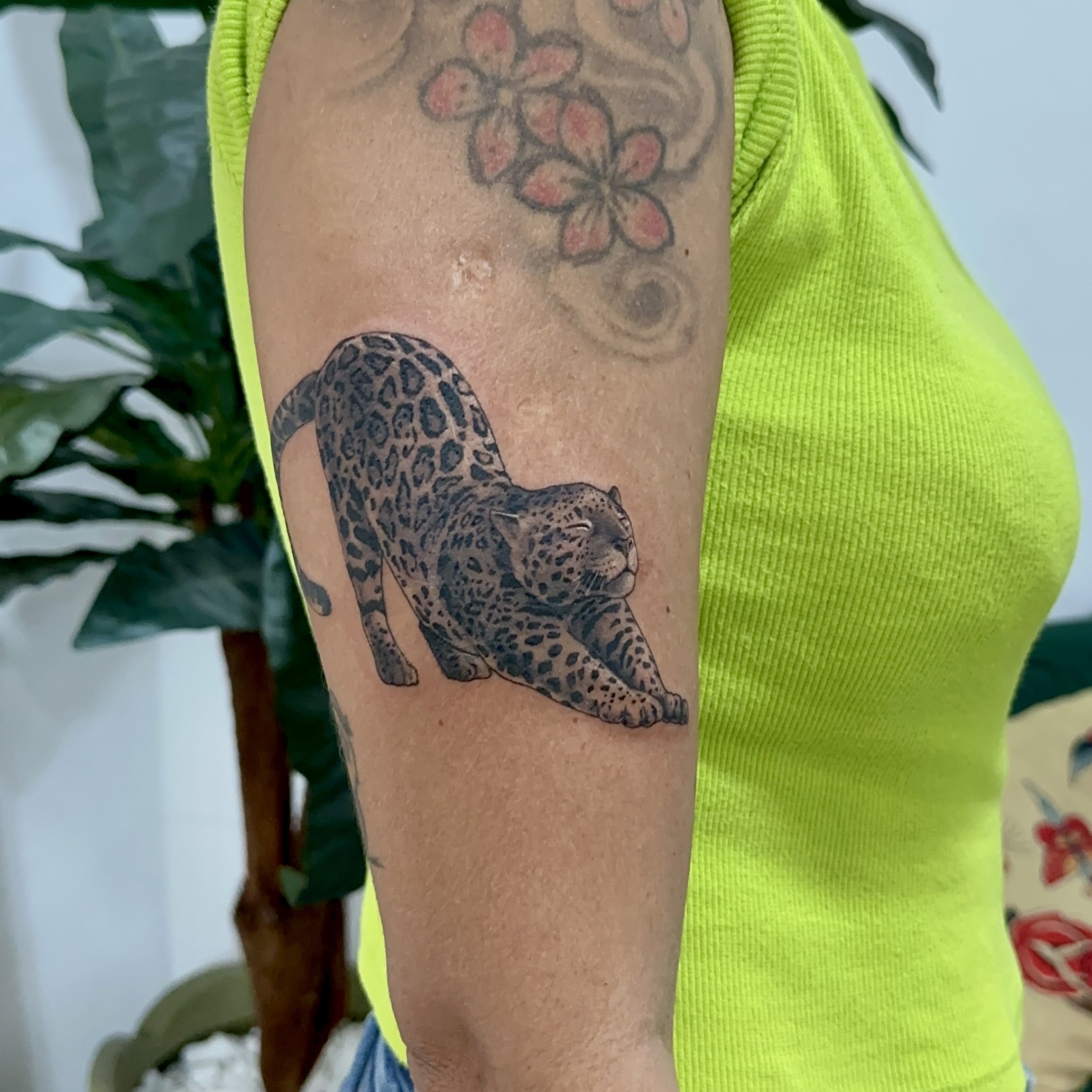 Tatuagem de felino em blackwork no braço por Ricardo Marinho