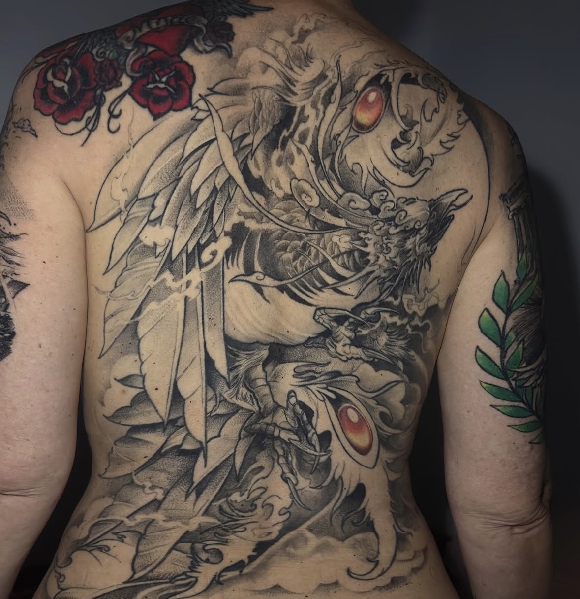 Tatuagem de figura alada em blackwork no braço por Ricardo Marinho