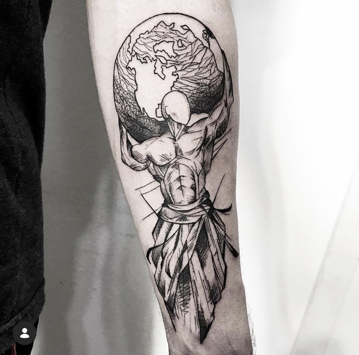 Tatuagem autoral em blackwork com linhas e sombreamento por Ricardo Marinho