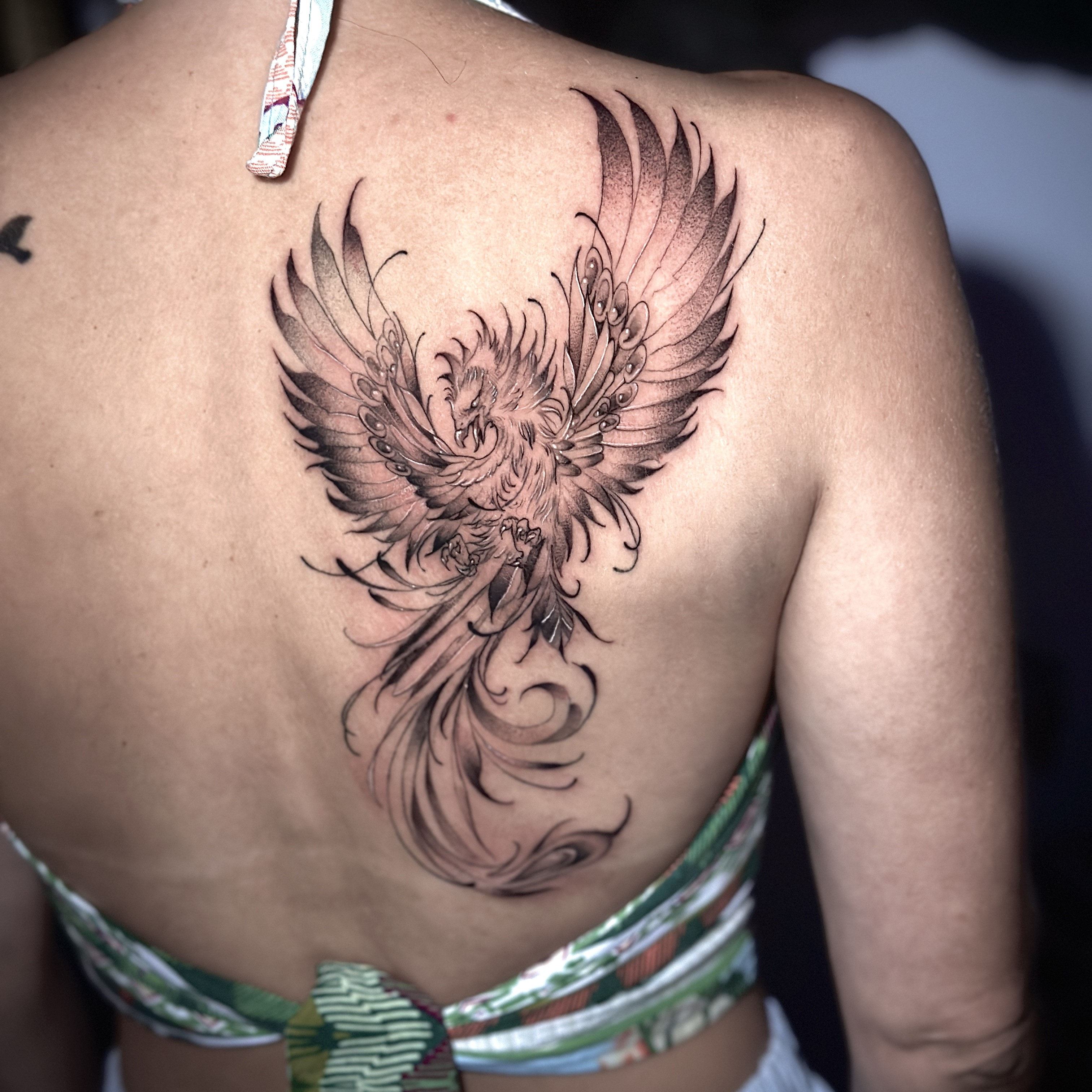 Tatuagem de fênix em blackwork nas costas por Ricardo Marinho