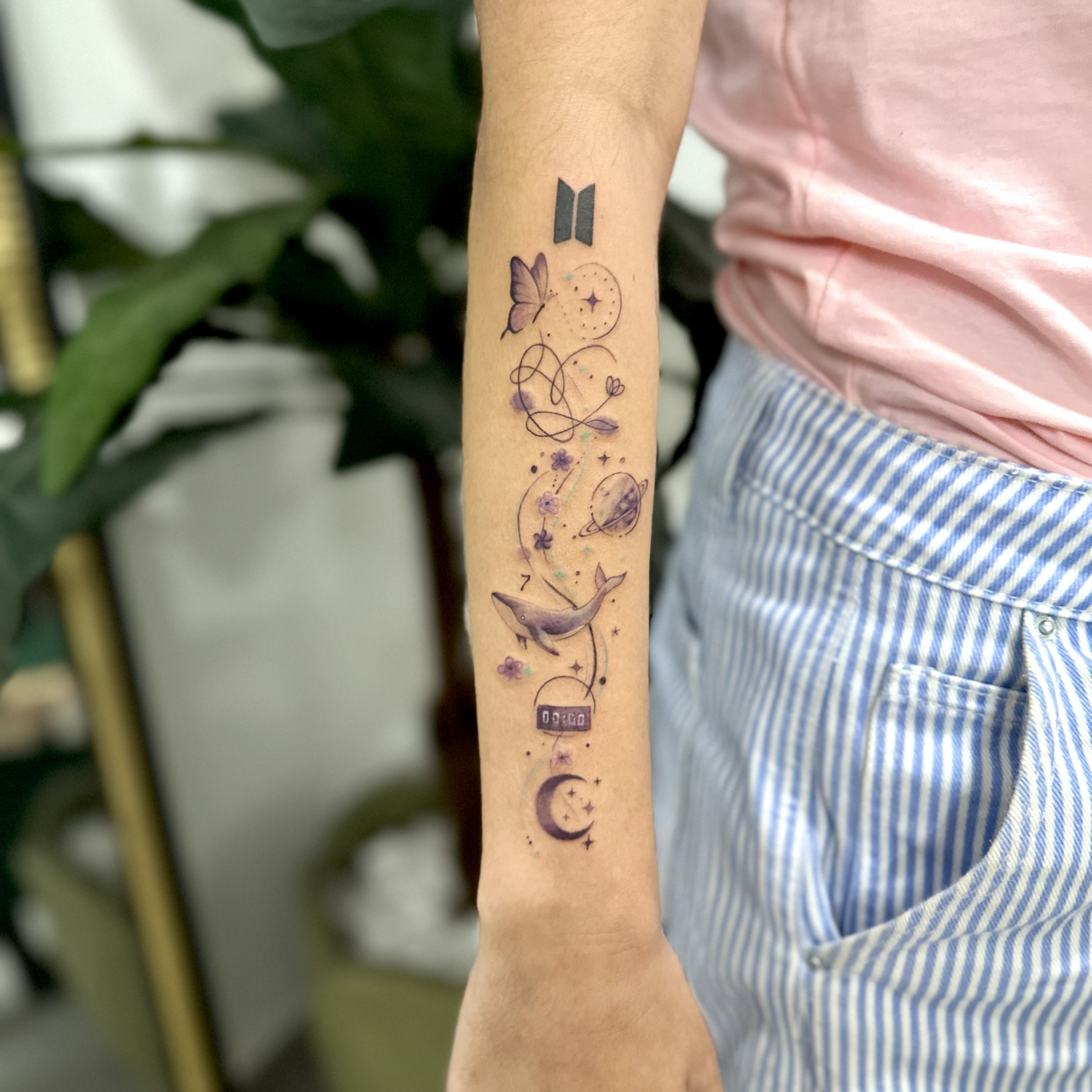 Tatuagem fineline ornamental no braço por Ricardo Marinho