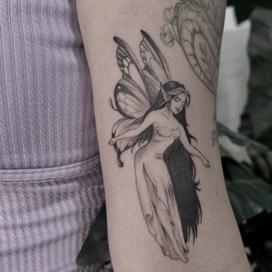 Tatuagem fineline de figura feminina e borboleta por Ricardo Marinho