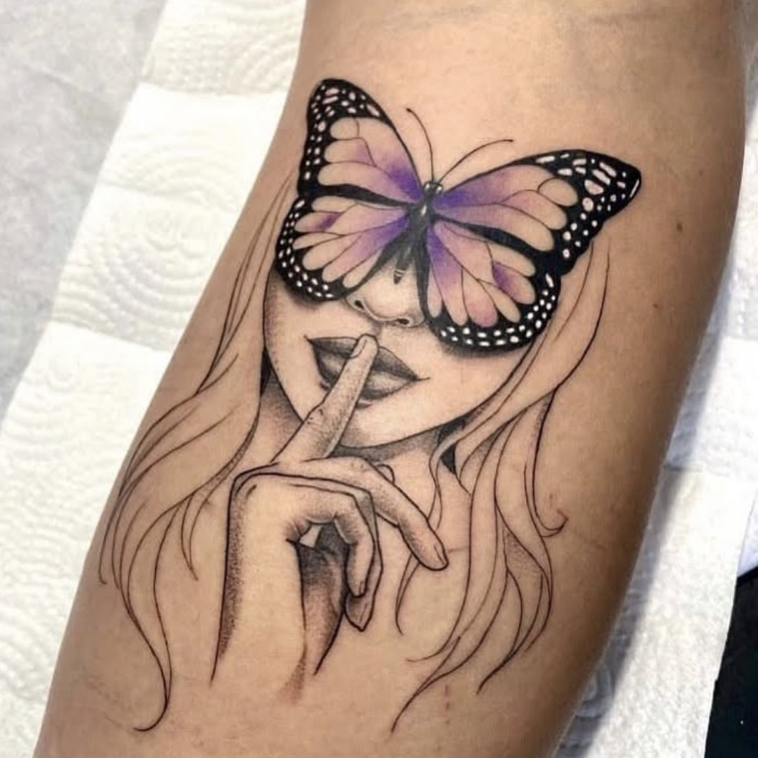 Tatuagem fineline de borboleta com detalhe colorido por Ricardo Marinho