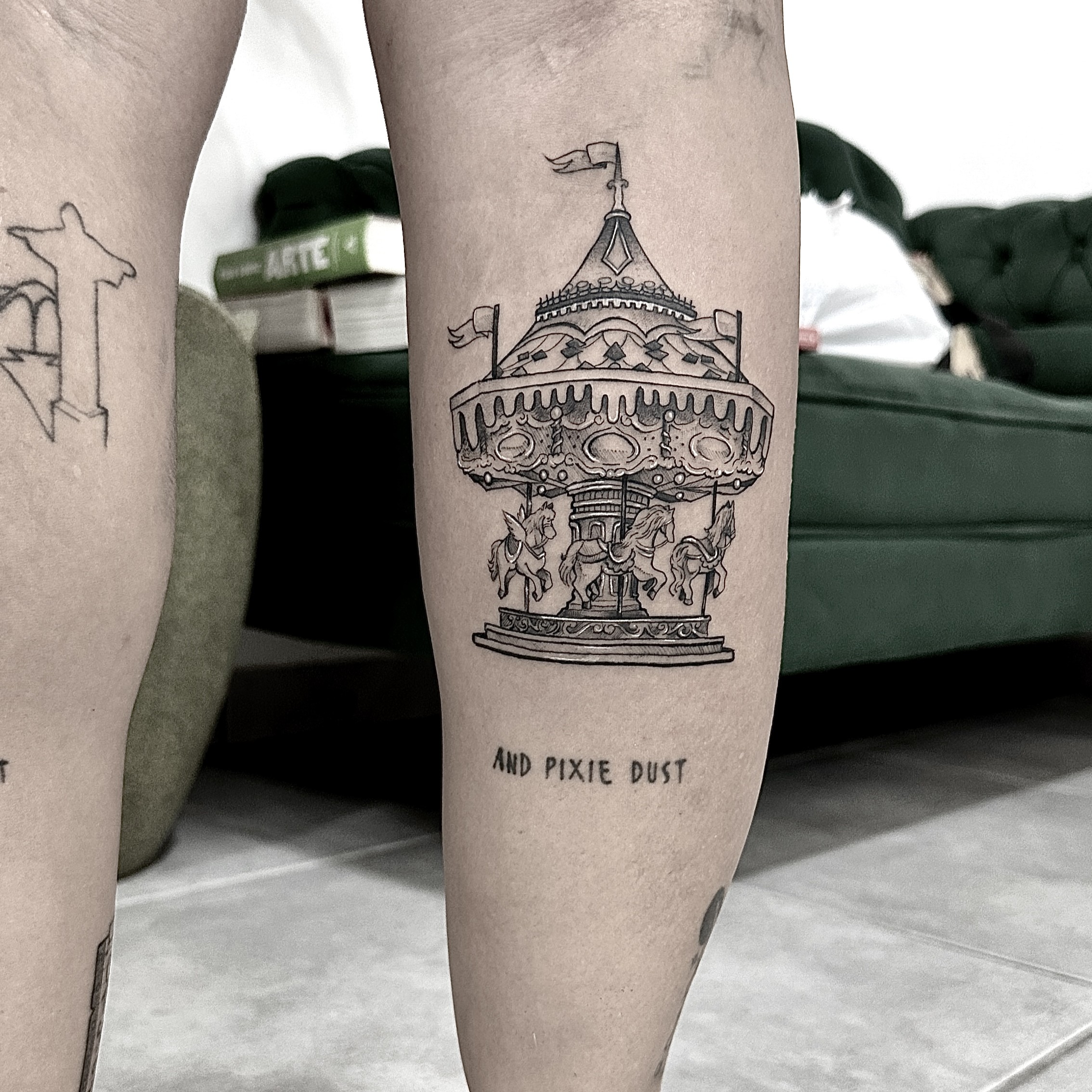 Tatuagem fineline de carrossel no antebraço por Ricardo Marinho