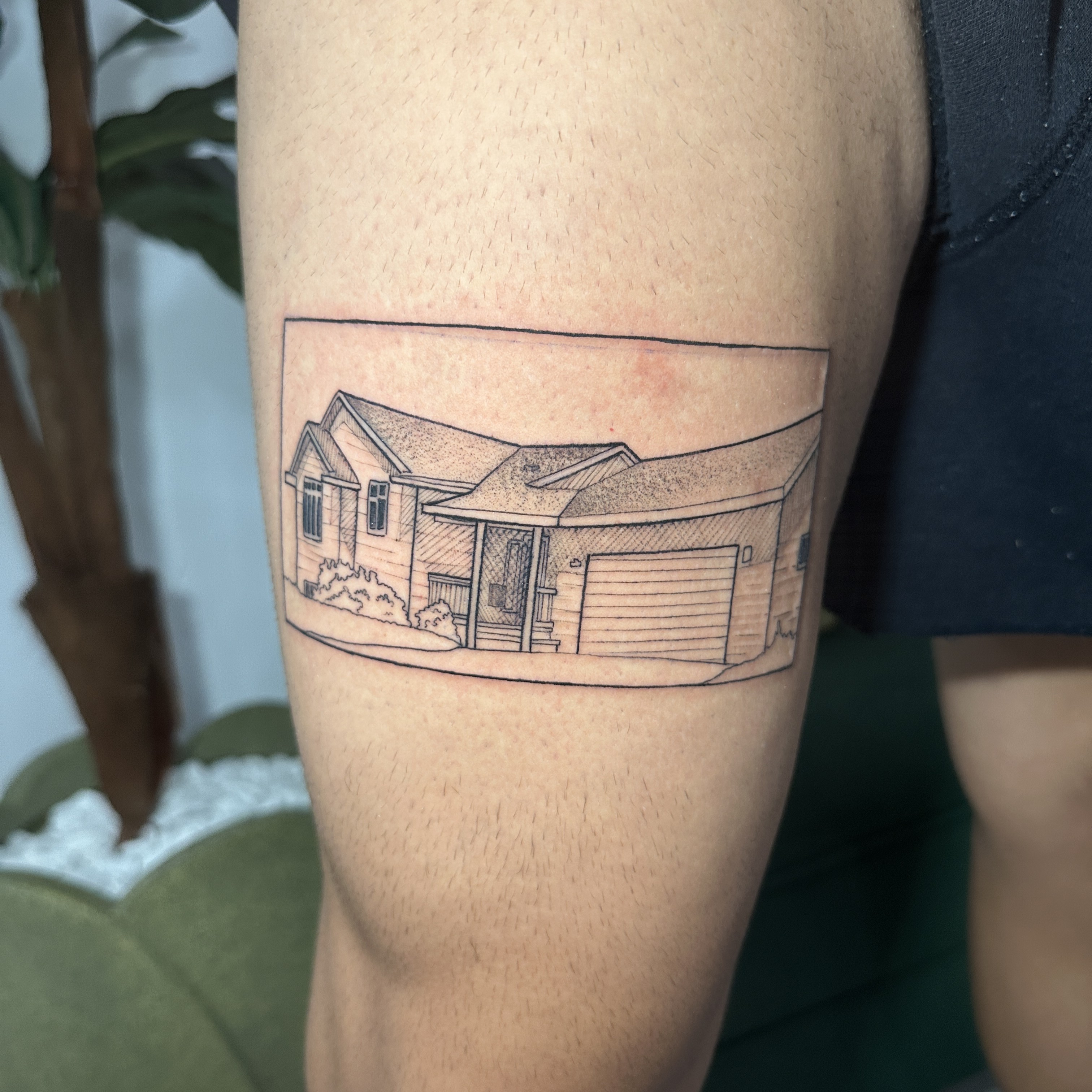 Tatuagem minimalista de arquitetura com linhas finas por Ricardo Marinho