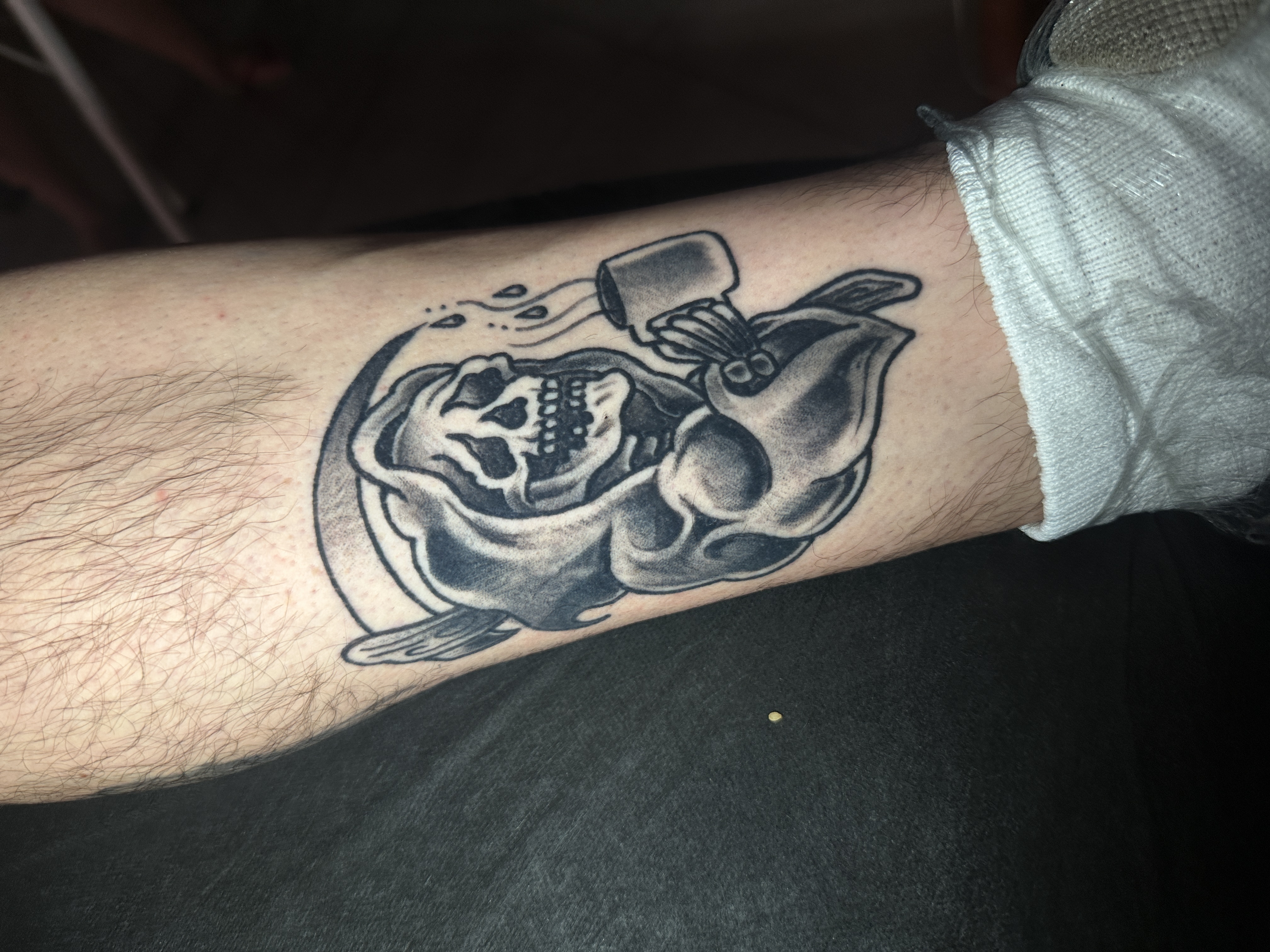 Tatuagem old school com contornos fortes e cores sólidas por Ricardo Marinho