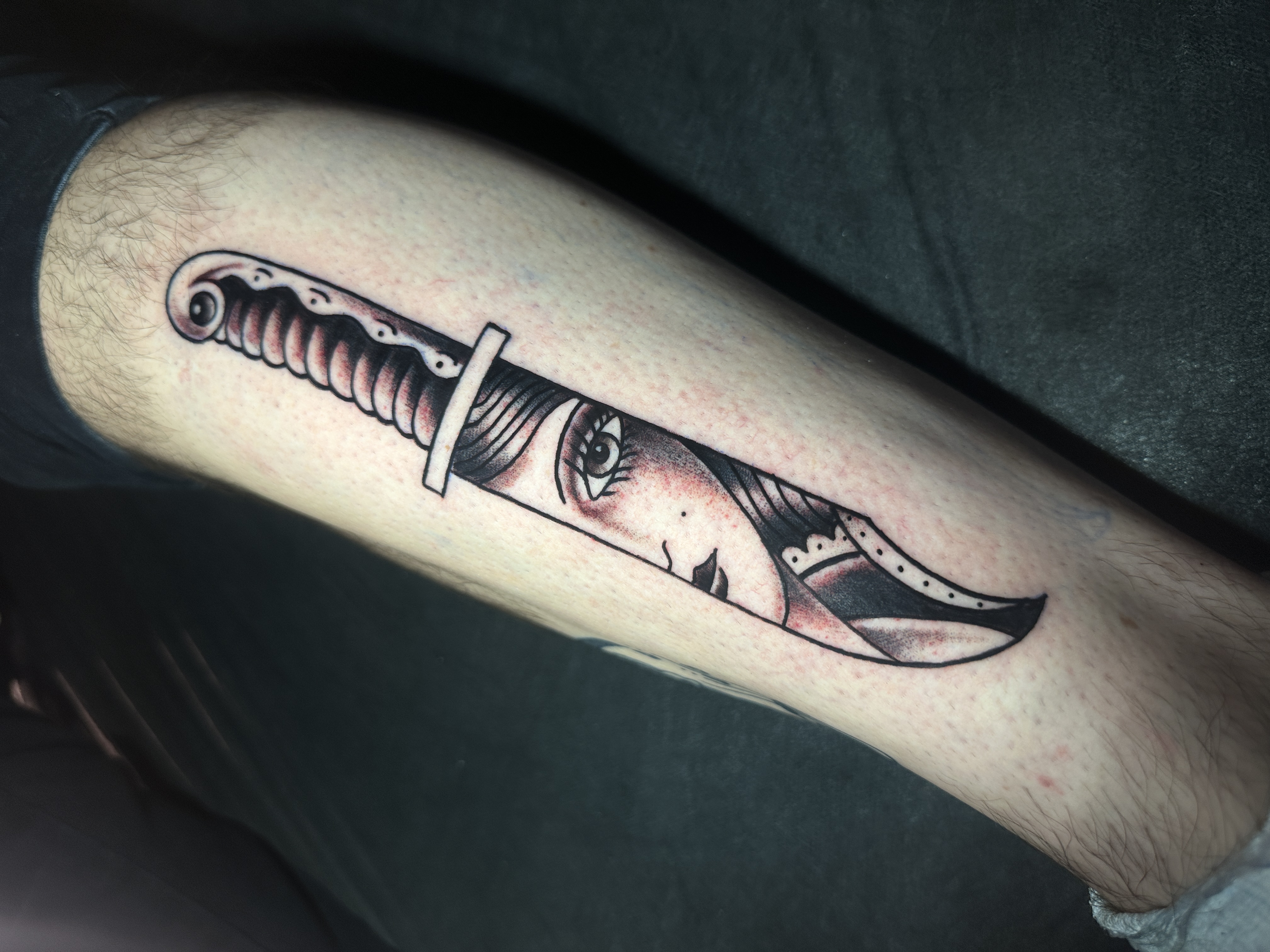 Tatuagem tradicional old school criada por Ricardo Marinho