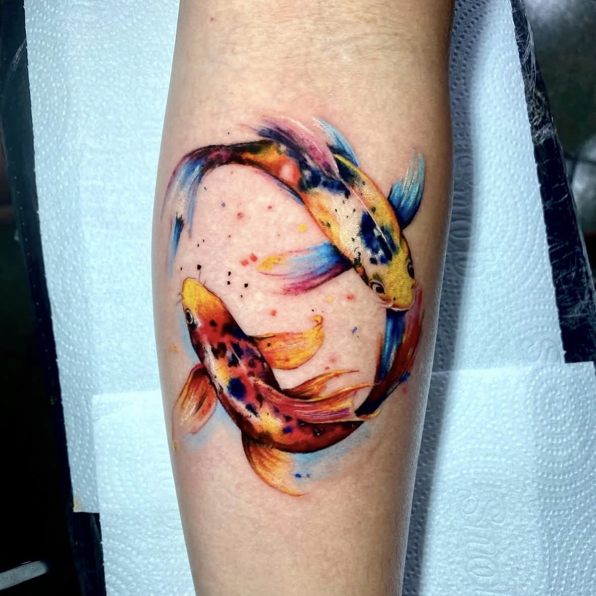 Tatuagem colorida em estilo aquarela com peixe por Ricardo Marinho