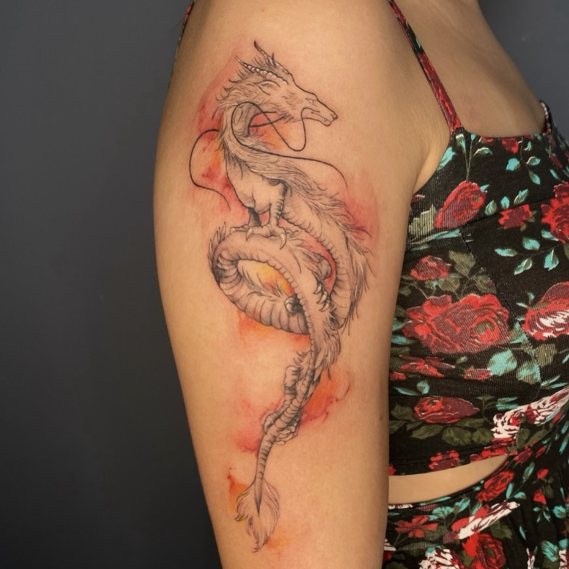 Tatuagem oriental colorida de dragão no braço por Ricardo Marinho