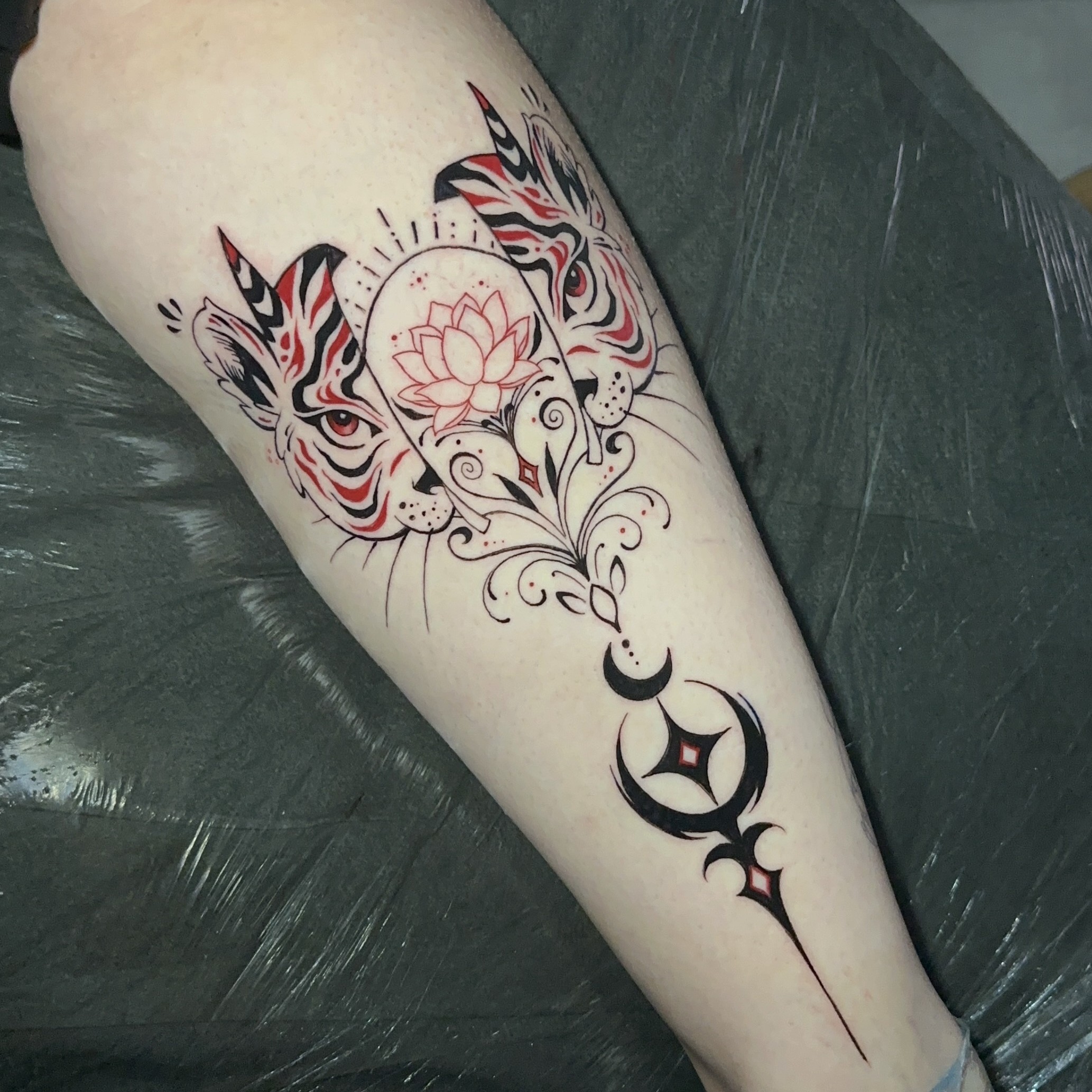 Tatuagem oriental com máscara e grafismos por Ricardo Marinho